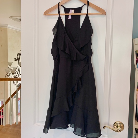 Francesca's Collections Dresses & Skirts - Francesca’s Wrap Ruffle Dress- Black